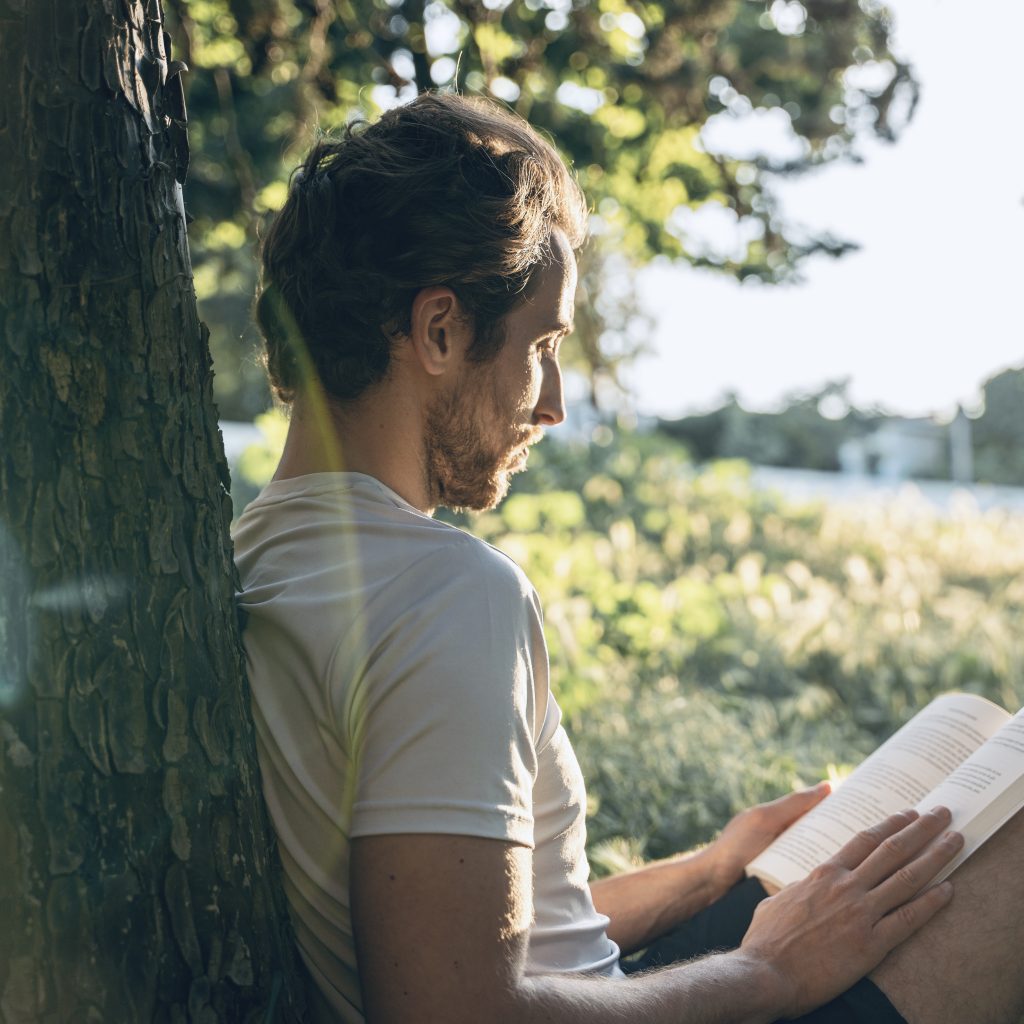 Man,Enjoying,A,Quiet,Reading,Moment,In,Nature